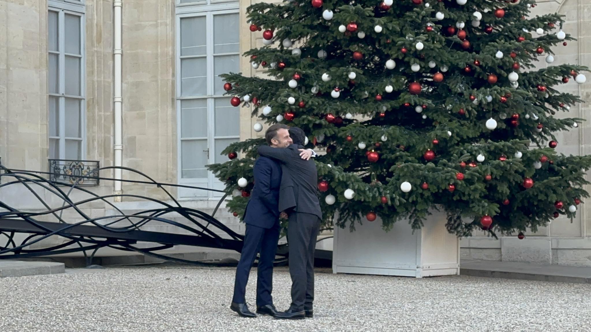 ΒΙΝΤΕΟ&ΦΩΤΟ: Θερμοί εναγκαλισμοί με Μακρόν, στο Μέγαρο των Ηλυσίων ο Πρόεδρος