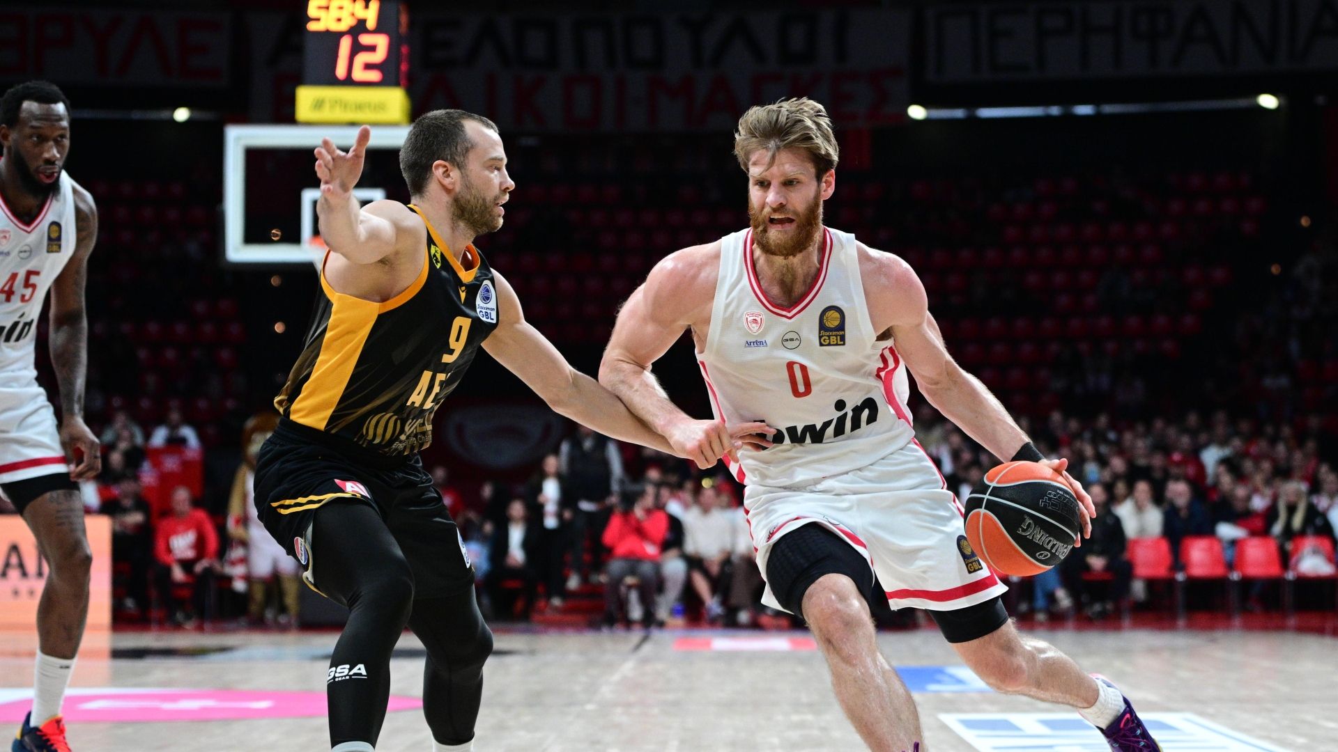 Έκανε τα εύκολα δύσκολα, αλλά λύγισε την ΑΕΚ των σημαντικών απουσιών για το 9/9 του ο Ολυμπιακός