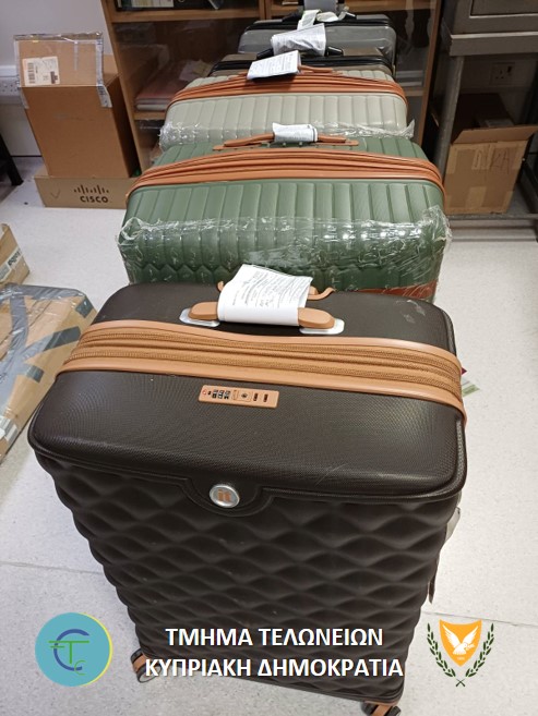 ΦΩΤΟ: Με εκατοντάδες αδασμολόγητα τσιγάρα ετοιμάζονταν να αναχωρήσουν για Ηνωμένο Βασίλειο