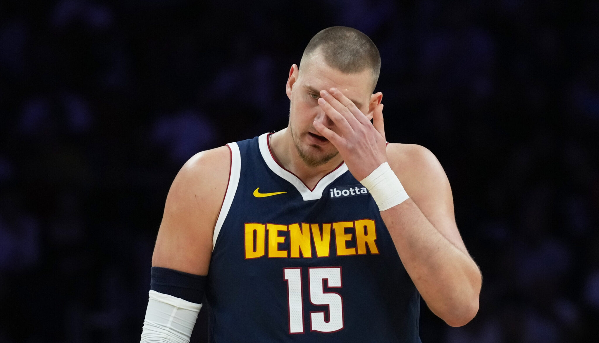 Αγωνία για Γιόκιτς: Χτύπησε στο γόνατο και υπάρχουν φόβοι για μεγάλη ζημιά