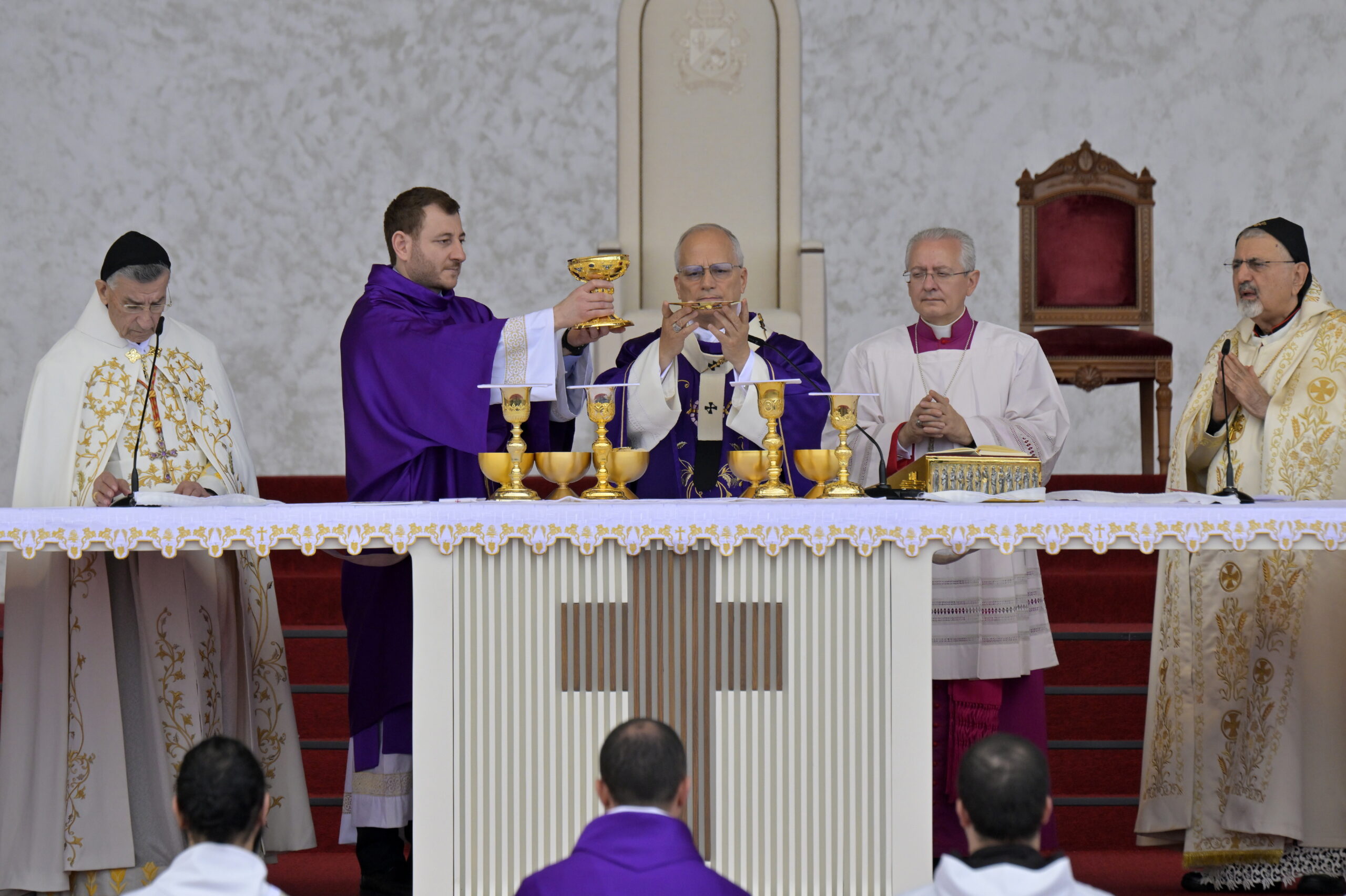 Ο Πάπας καλεί από τον Λίβανο σε τερματισμό εχθροπραξιών