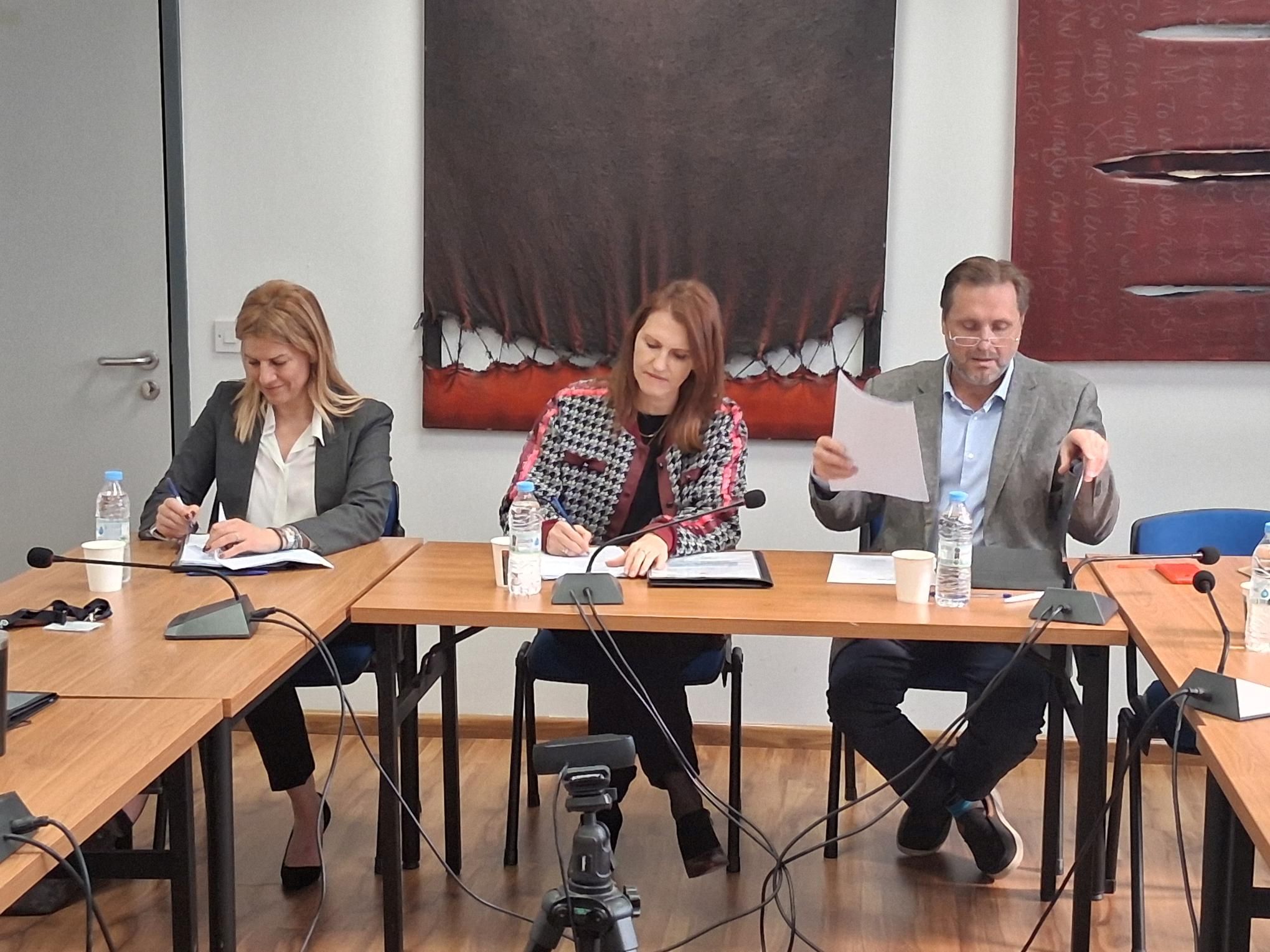 Υπογράφτηκε η συμφωνία υλοποίησης μέτρου για στήριξη εθελούσιων επιστροφών αιτούντων άσυλο