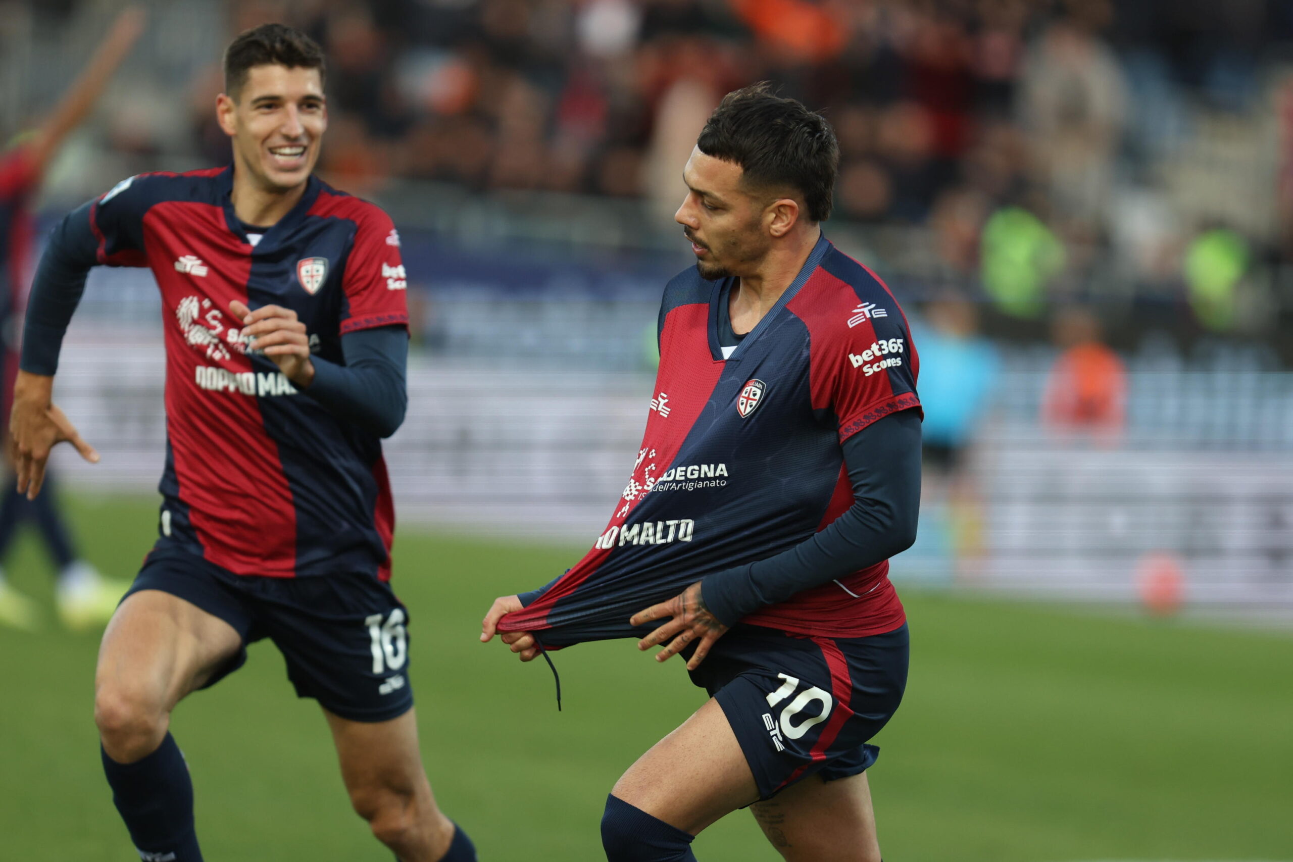 Λύγισε τη Ρόμα των 10 παικτών και επανήλθε στις νίκες μετά από σχεδόν τρεις μήνες η Κάλιαρι