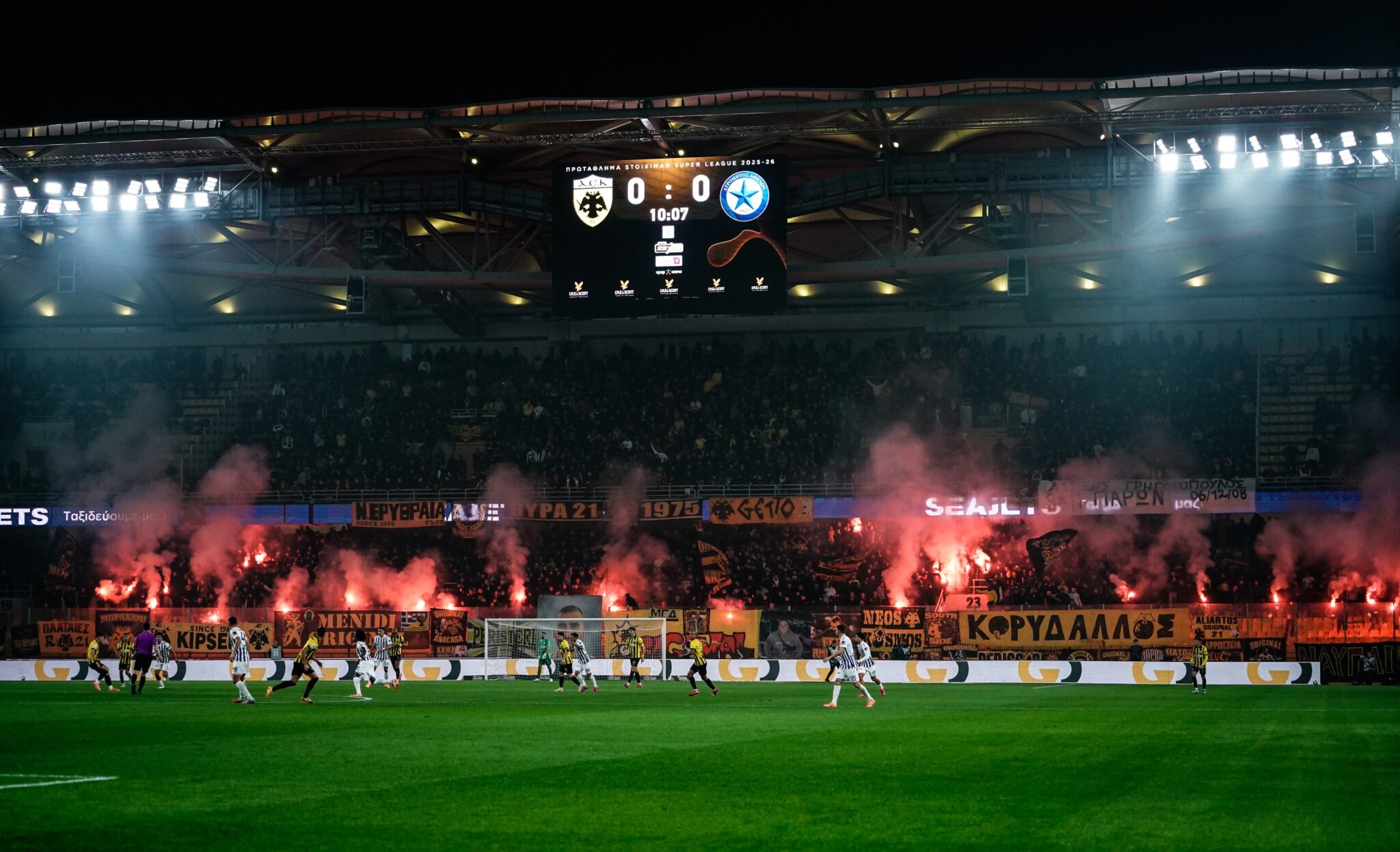 Απαγόρευση μεταγραφών στην ΑΕΚ ζητούν δέκα πρώην παίκτες της