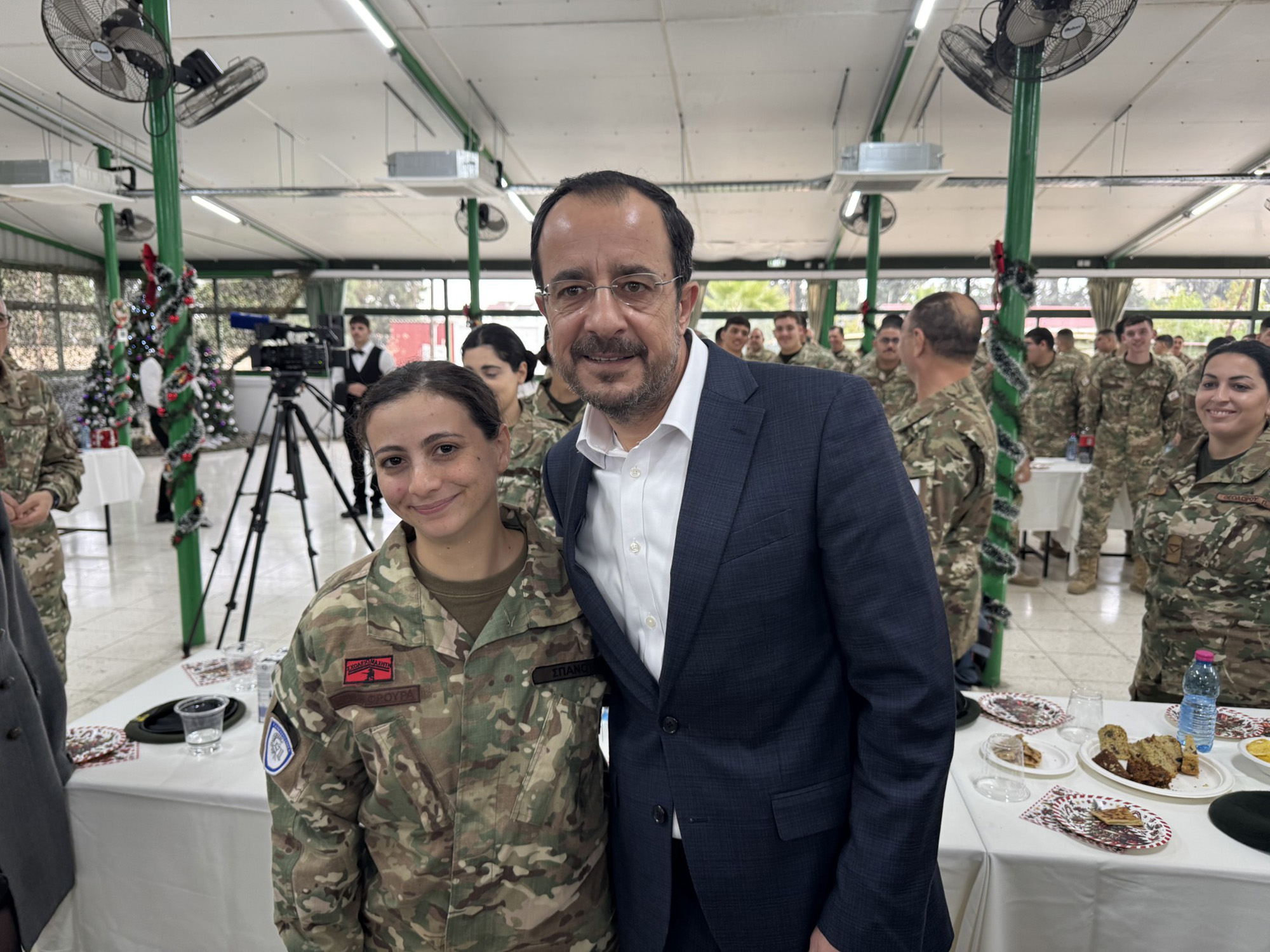 Η φωτογραφία του ΠτΔ με την μοναδική γυναίκα που κατατάγηκε εθελοντικά στην Εθνική Φρουρά