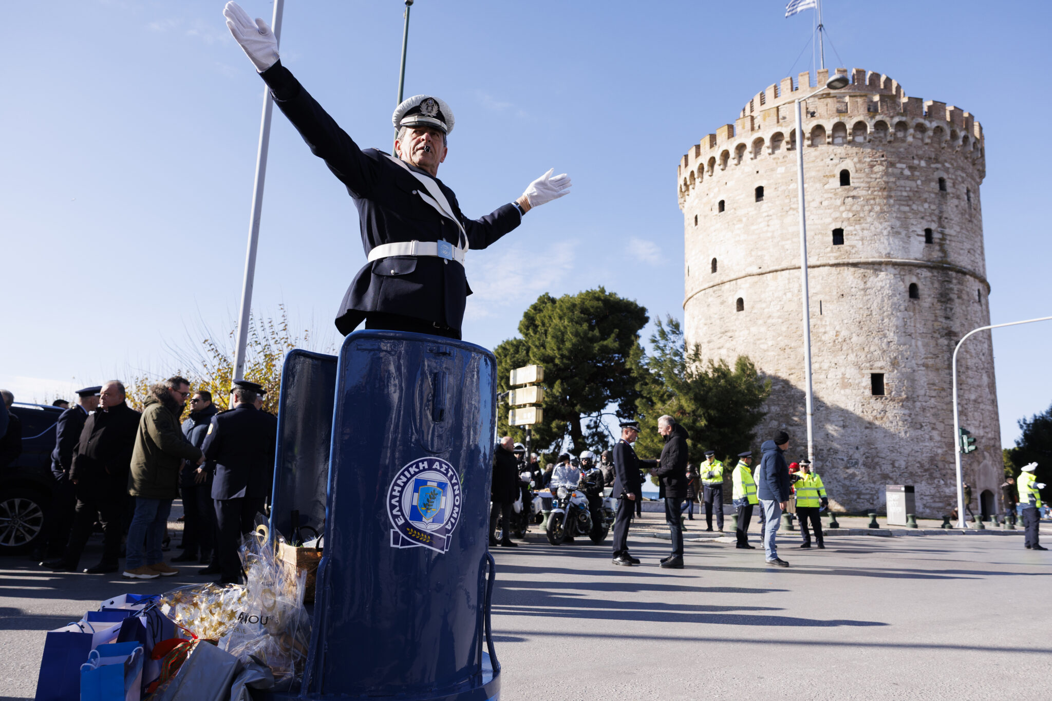 ΦΩΤΟ: Αναβίωσε στην Ελλάδα το ιστορικό έθιμο του τροχονόμου με το βαρέλι 