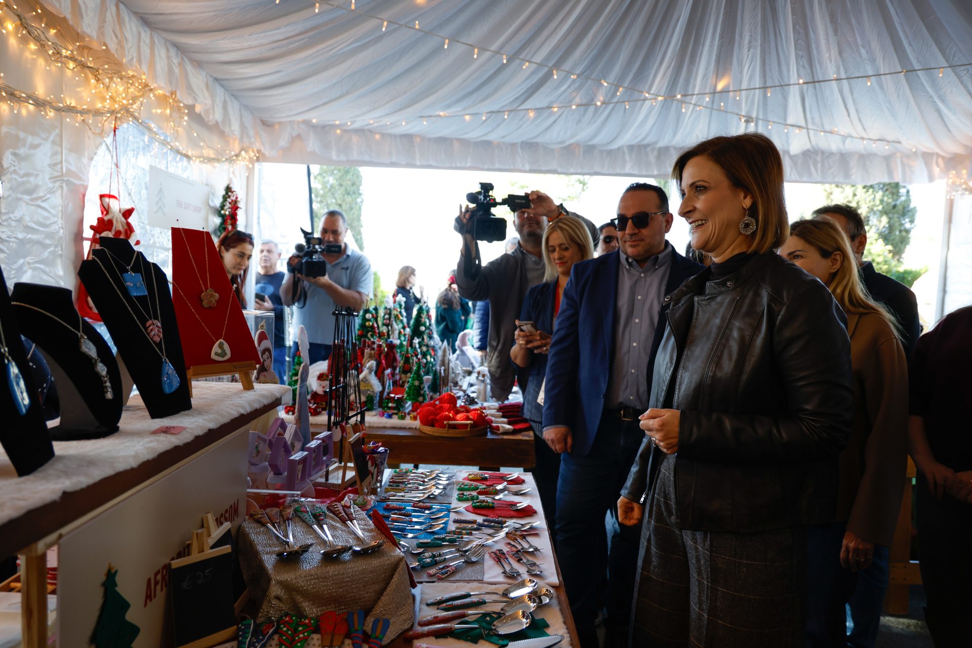 Άνοιξε τις πύλες του το Προεδρικό και έγινε Χριστουγεννιάτικο Χωριό (Εικόνες)