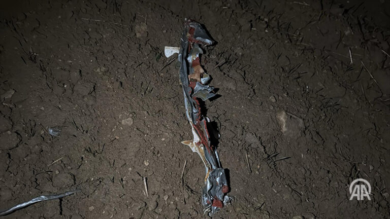 ΒΙΝΤΕΟ: Η στιγμή που εντοπίζονται τα συντρίμμια του αεροπλάνου με τον Αρχηγό του Λιβικού στρατού