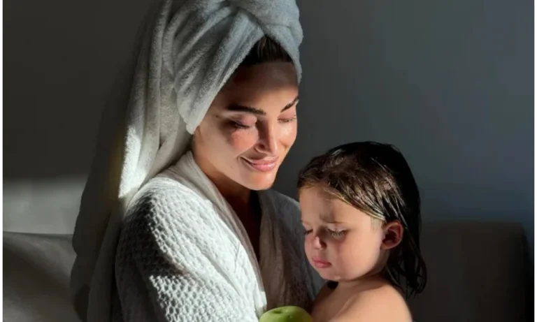 Ιωάννα Τούνη: Βόλτα με τον σύντροφό της αγκαλιά με τον μικρό Πάρη (ΦΩΤΟ)