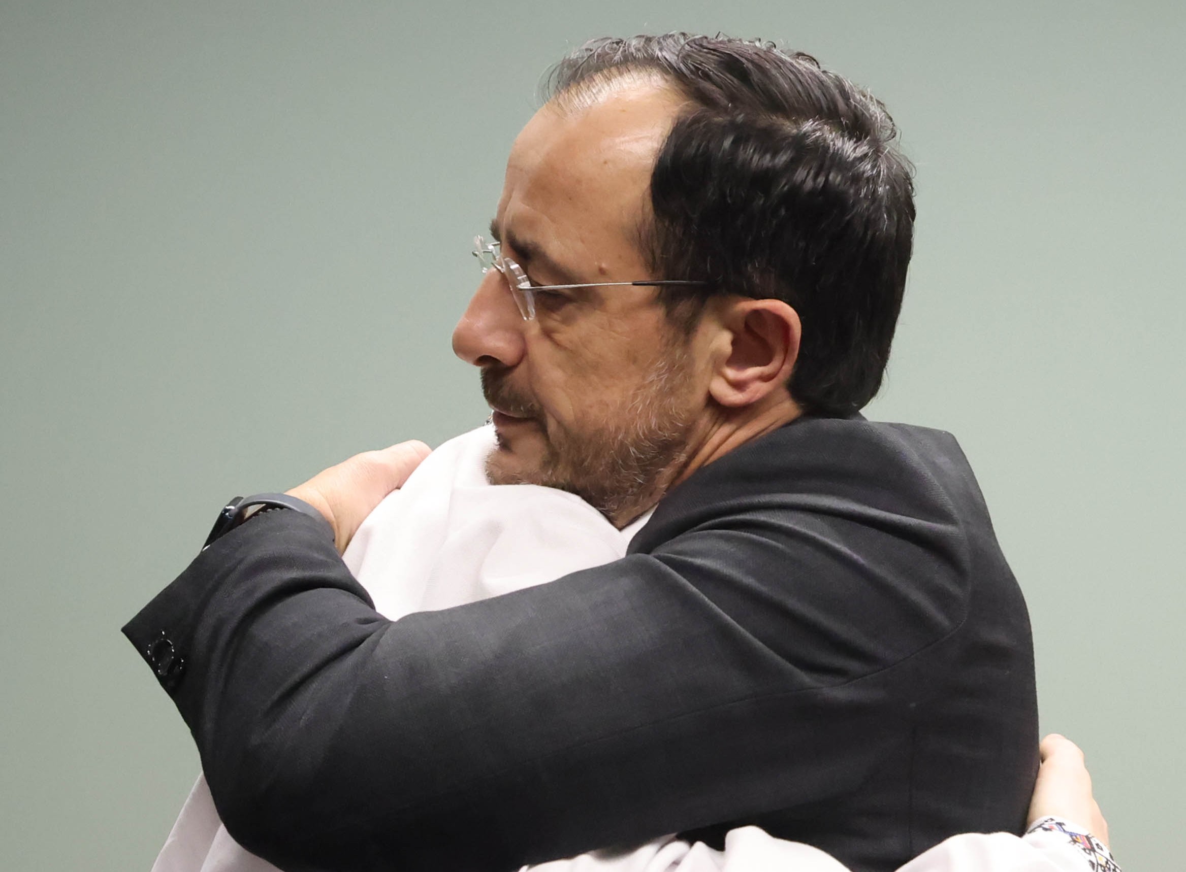 ΦΩΤΟ: Συγκινημένος ο ΠτΔ, είδε παιδιά που είχαν απαχθεί και αιχμαλωτιστεί στα κατεχόμενα Ουκρανικά εδάφη