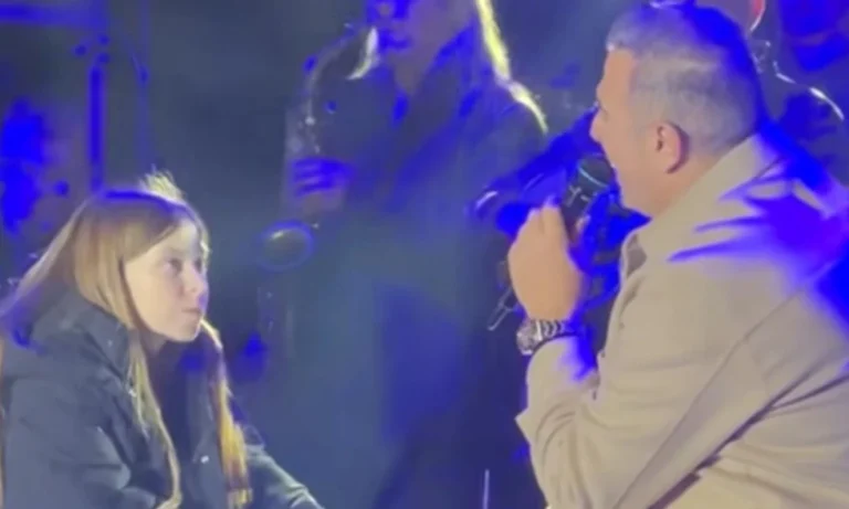 Ο Αντώνης Ρέμος ανέβασε την κόρη του στη σκηνή – Η απρόσμενη ερώτηση της μικρής Ελένης μπροστά στο κοινό