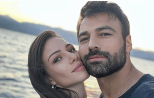 Ο Ανδρέας Γεωργίου μας συστήνει τον κούκλο πεθερό του – Μοιάζουν καταπληκτικά