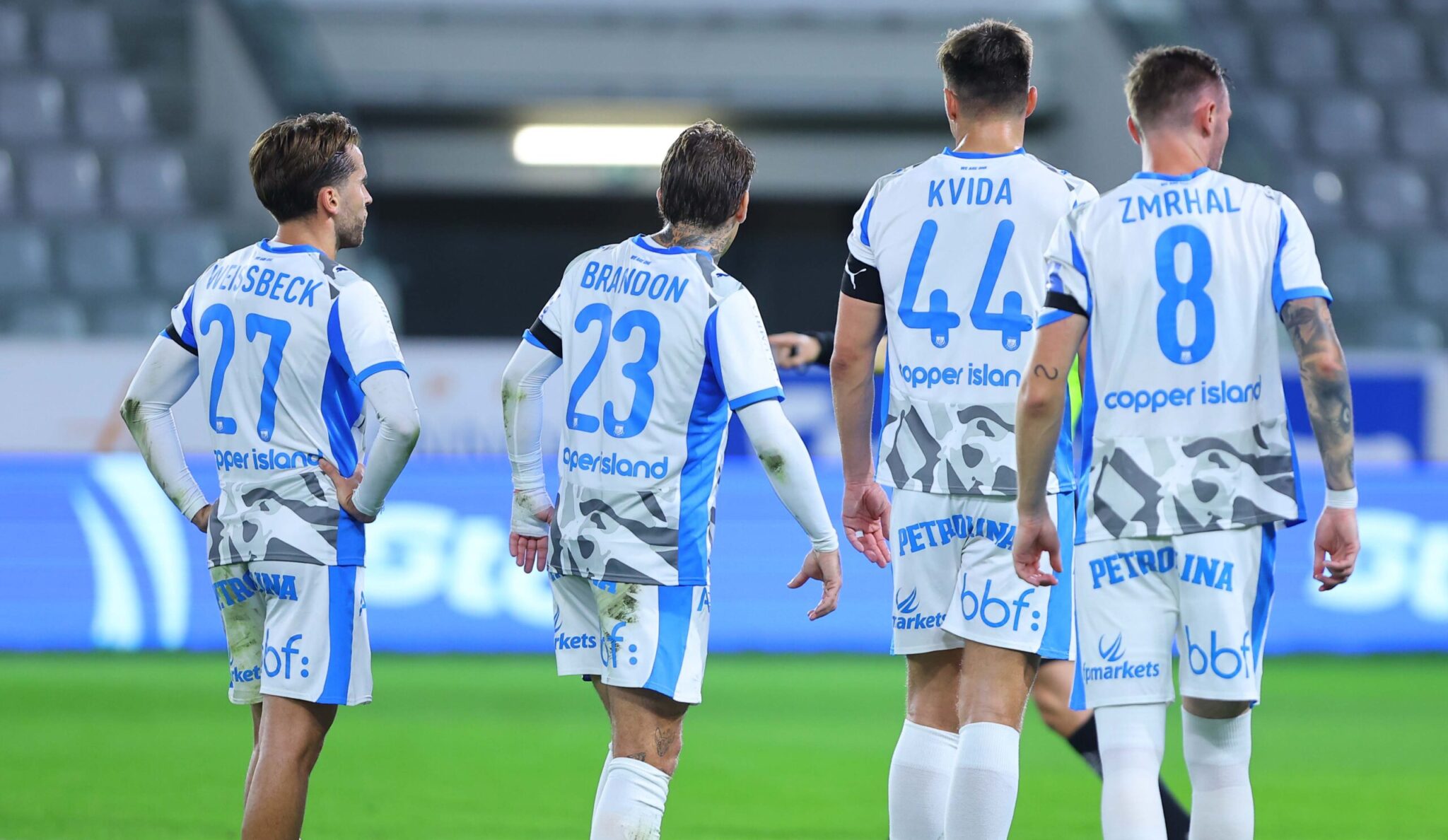 «Ασπίδα» στους παίκτες του ο Αυγουστή όμως… τρέχουν να προλάβουν το «τρένο»