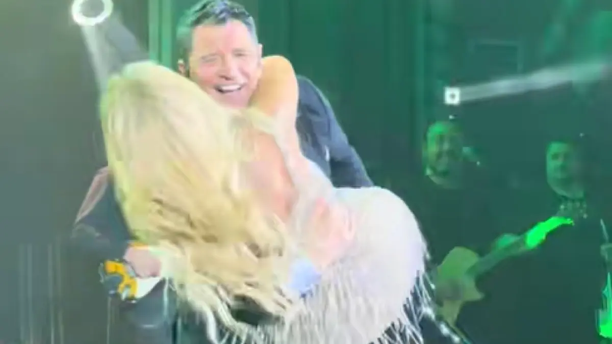 Το on stage «ατύχημα» του Σάκη Ρουβά όταν σήκωσε τη Νατάσα Θεοδωρίδου (ΒΙΝΤΕΟ)