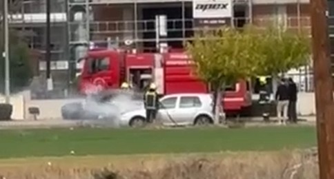 ΒΙΝΤΕΟ: Όχημα έπιασε φωτιά σε κεντρικό δρόμο της Λακατάμειας