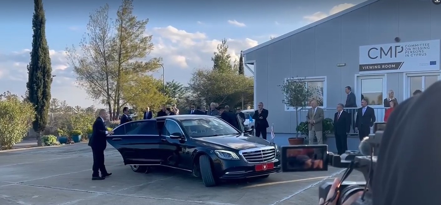 ΒΙΝΤΕΟ: ΠτΔ και Ερχιουρμάν έφτασαν στο ανθρωπολογικό εργαστήριο της ΔΕΑ