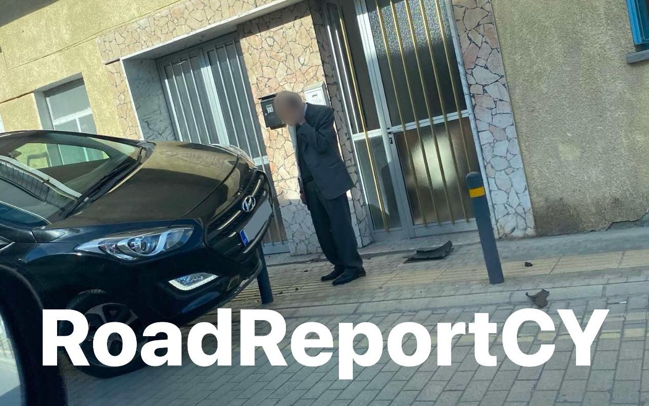 ΦΩΤΟ: Όχημα «σκαρφάλωσε» σε κολωνάκια στη Λεμεσό