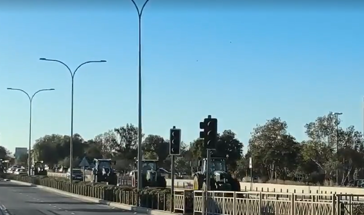 ΒΙΝΤΕΟ: Φεύγουν τα τρακτέρ από τη Λευκωσία, έληξε η κινητοποίηση των αγροτών έξω από το Σπίτι της Ευρώπης