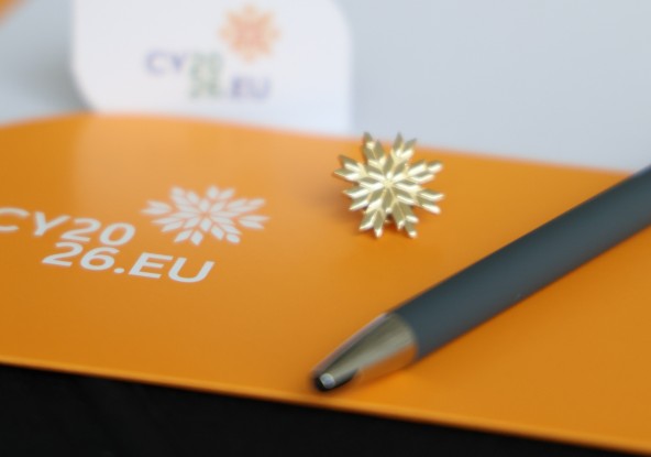 &Tau;&iota; &sigma;&upsilon;&mu;&beta;&omicron;&lambda;ί&zeta;&epsilon;&iota; &tau;&omicron; &lambda;&omicron;&gamma;ό&tau;&upsilon;&pi;&omicron; &mu;&epsilon; &tau;&omicron; &Lambda;&epsilon;&upsilon;&kappa;&alpha;&rho;ί&tau;&iota;&kappa;&omicron; &tau;&eta;&sigmaf; &Kappa;&upsilon;&pi;&rho;&iota;&alpha;&kappa;ή&sigmaf; &Pi;&rho;&omicron;&epsilon;&delta;&rho;ί&alpha;&sigmaf; &tau;&eta;&sigmaf; &Epsilon;&Epsilon;;