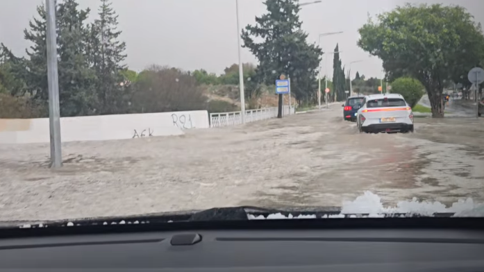 Κακός χαμός στην Πάφο από την κακοκαιρία: Τρέχει η πυροσβεστική, έστησε συνεργεία πλημμύρων (ΒΙΝΤΕΟ)