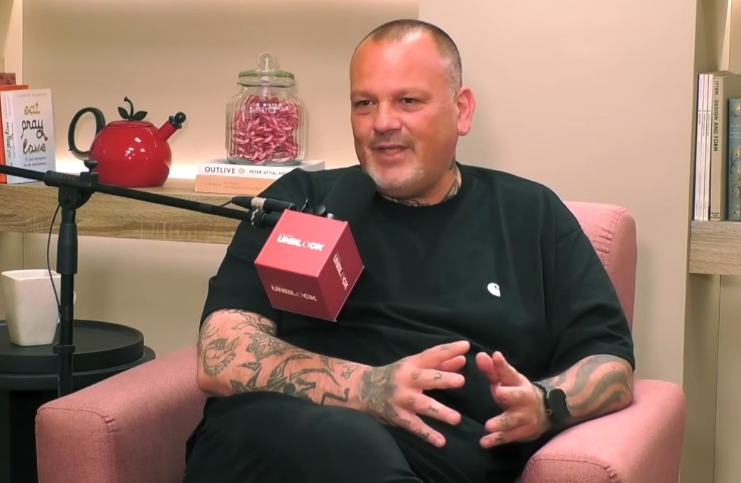 Δημήτρης Σκαρμούτσος: Η συγκλονιστική εξομολόγηση για τα ναρκωτικά – «Ξεκίνησα στα 14» (BINTEO)