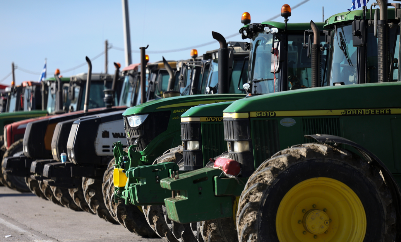 Οι αγρότες κλείνουν και το τελωνείο του Προμαχώνα, εξετάζουν σκλήρυνση της στάσης τους