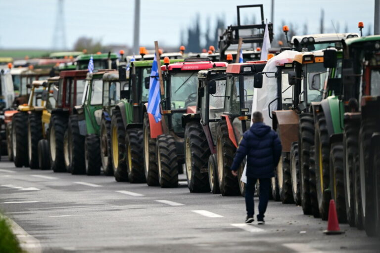 Σε αποκλεισμό του λιμανιού του Βόλου προχωρούν σήμερα οι αγρότες στη σκιά της παρέμβασης του εισαγγελέα