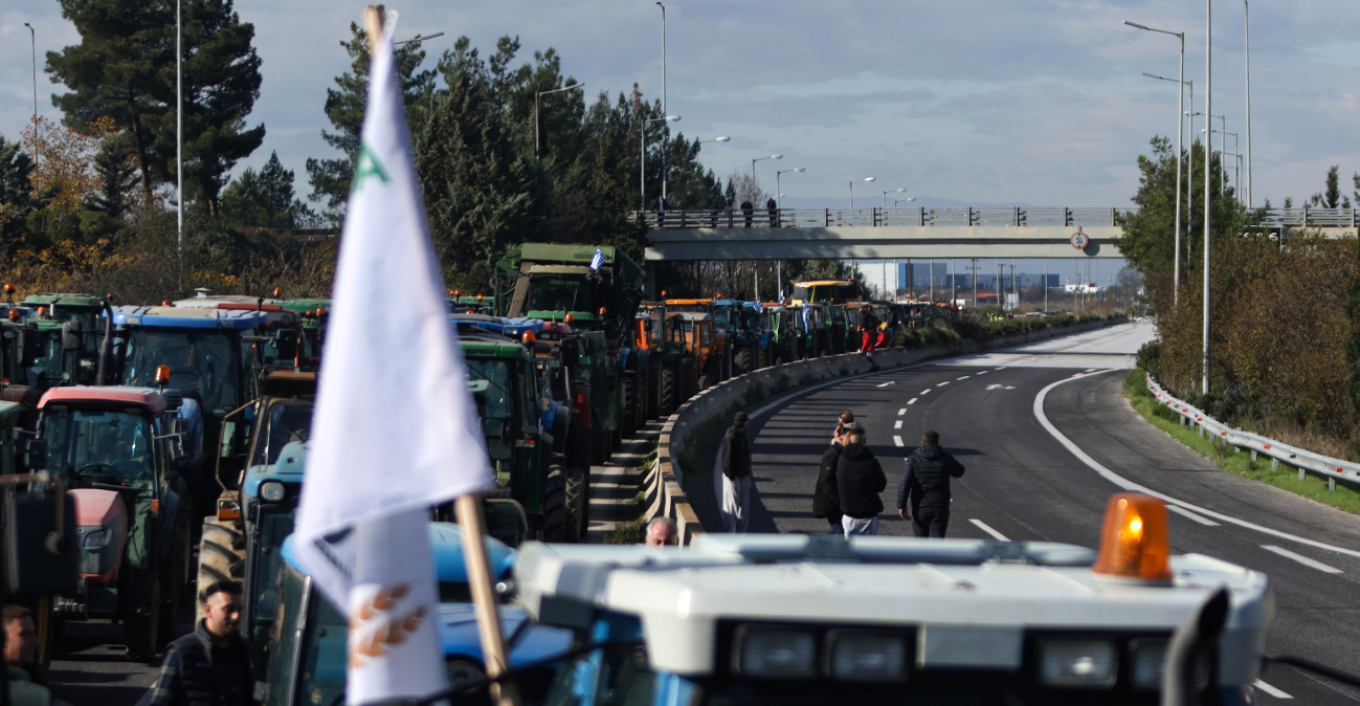 Οι αγρότες κλείνουν και το τελωνείο του Προμαχώνα, εξετάζουν σκλήρυνση της στάσης τους