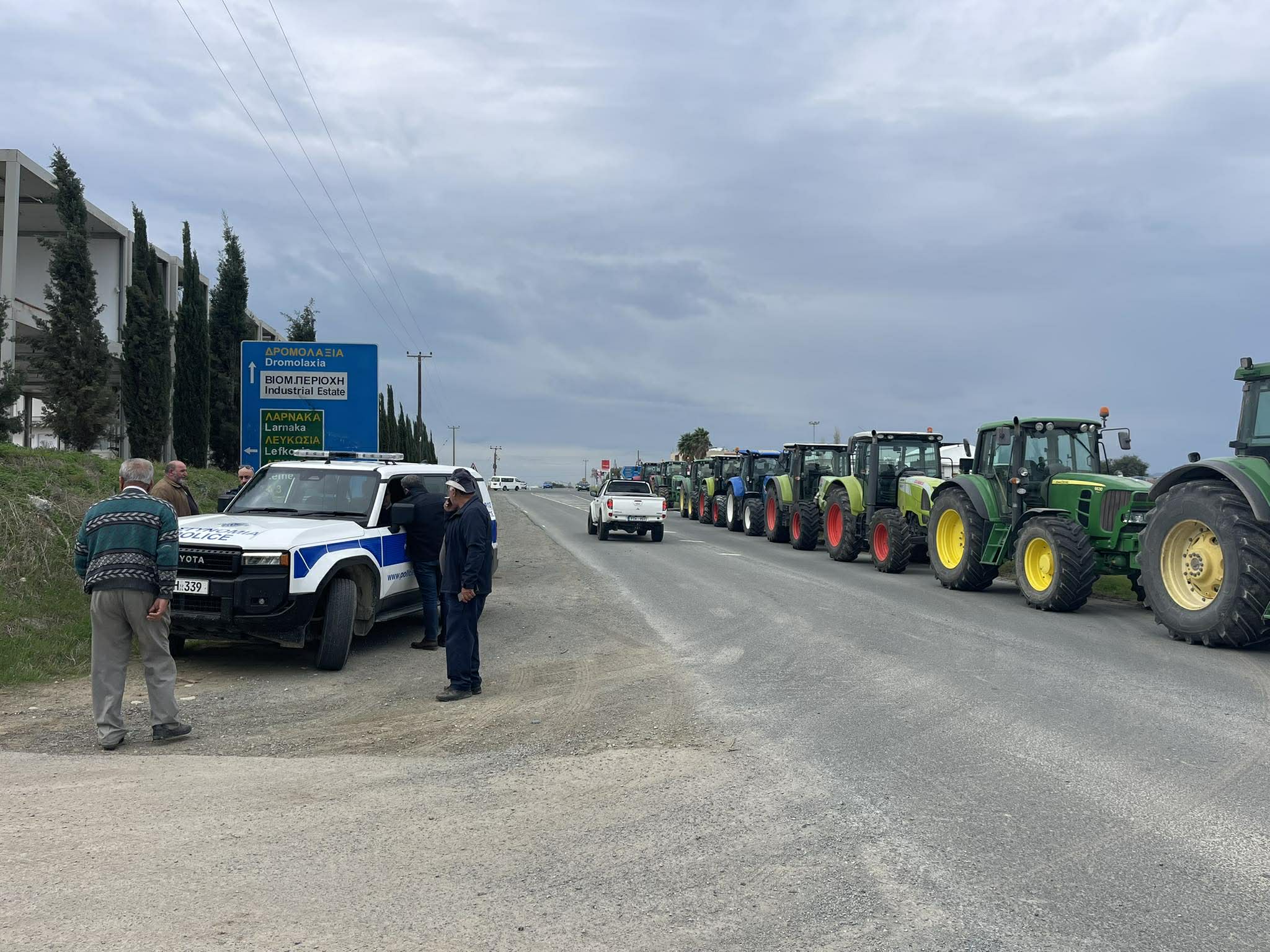 Στους δρόμους οι αγρότες: Παίρνουν θέσεις με τα τρακτέρ τους για το μεγάλο συλλαλητήριο