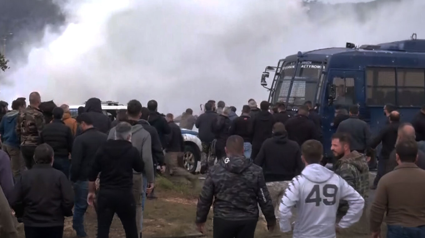 ΒΙΝΤΕΟ: Σοβαρά επεισόδια με πετροπόλεμο, χημικά και τραυματίες ανάμεσα σε αγρότες και ΜΑΤ
