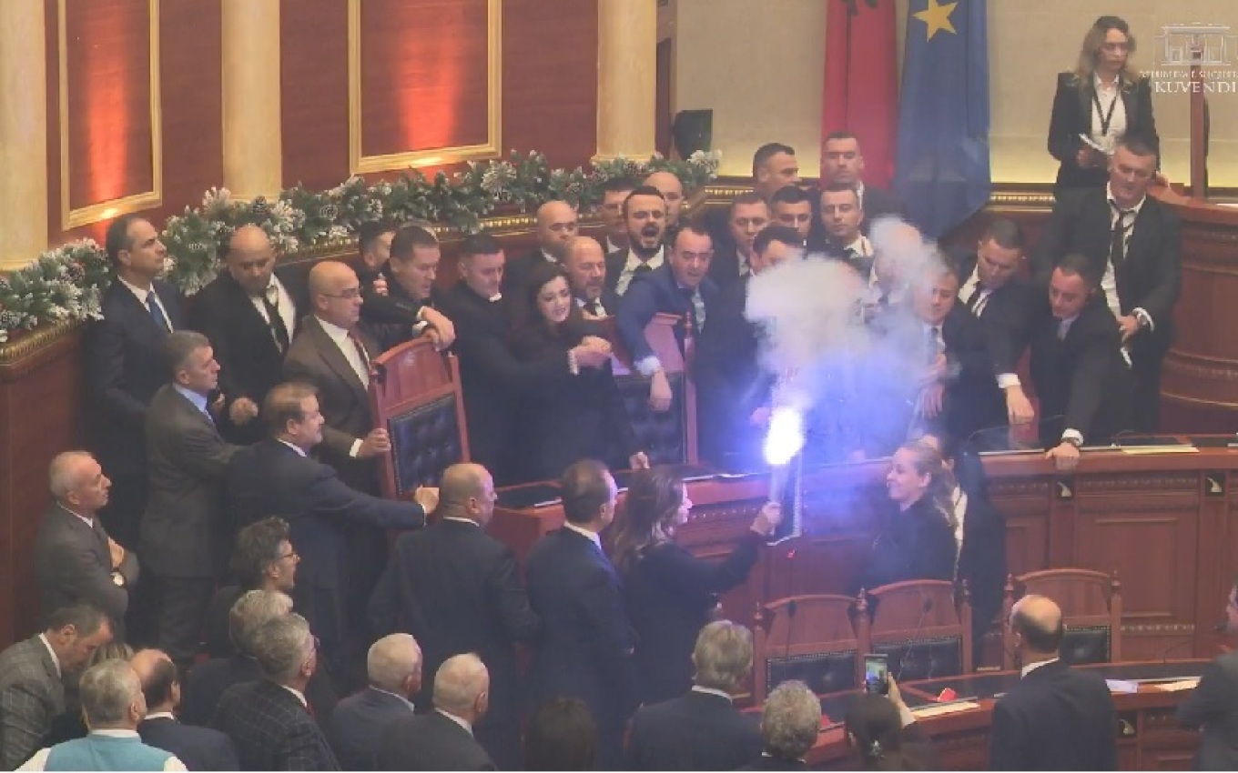 Χάος στο κοινοβούλιο της Αλβανίας: Βουλευτές πιάστηκαν στα χέρια, άναψαν καπνογόνα και πέταξαν νερά