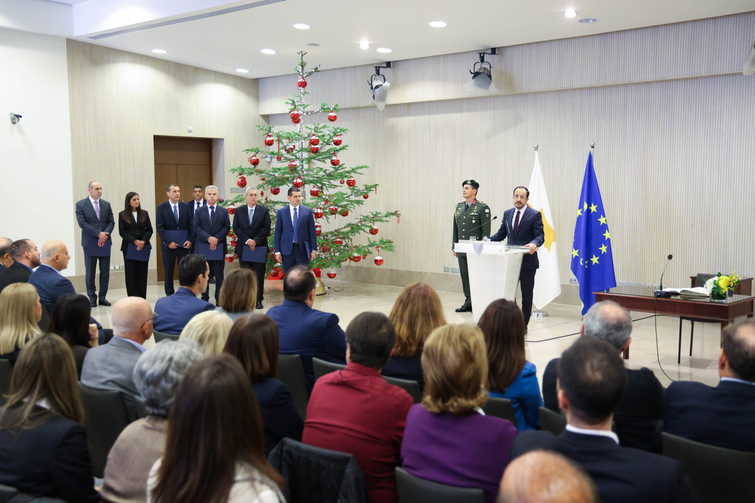 Δάκρυα, σπόντες και υποσχέσεις: Όσα έγιναν στις τελετές παράδοσης-παραλαβής των Υπουργείων