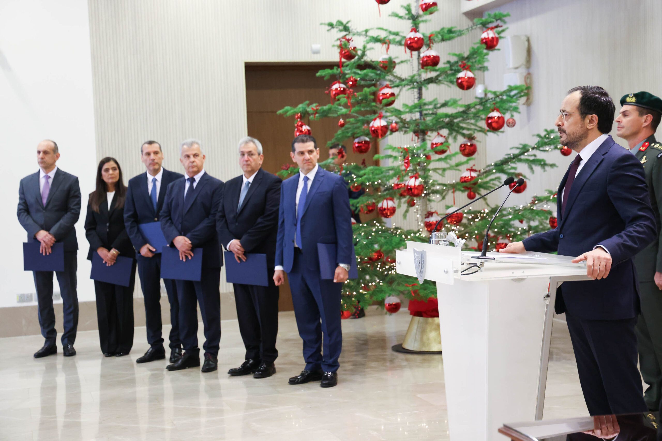 Κυβέρνηση σε εκλογική διάταξη και αλλαγή φρουράς