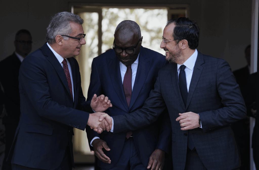 Πυρετώδεις προετοιμασίες για την τριμερή συνάντηση της Πέμπτης