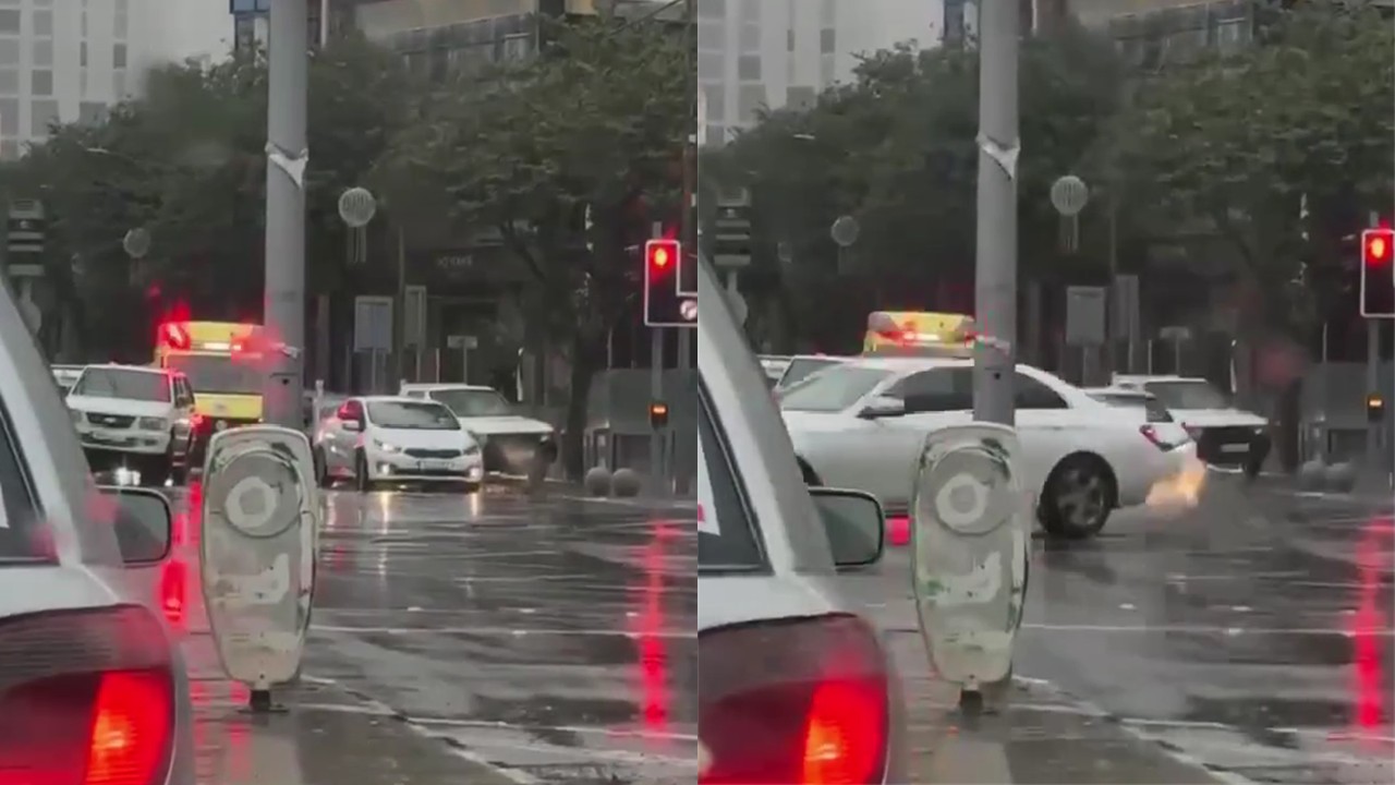 ΒΙΝΤΕΟ: Η στιγμή που ασθενοφόρο «κόλλησε» σε φώτα τροχαίας λόγω καμερών