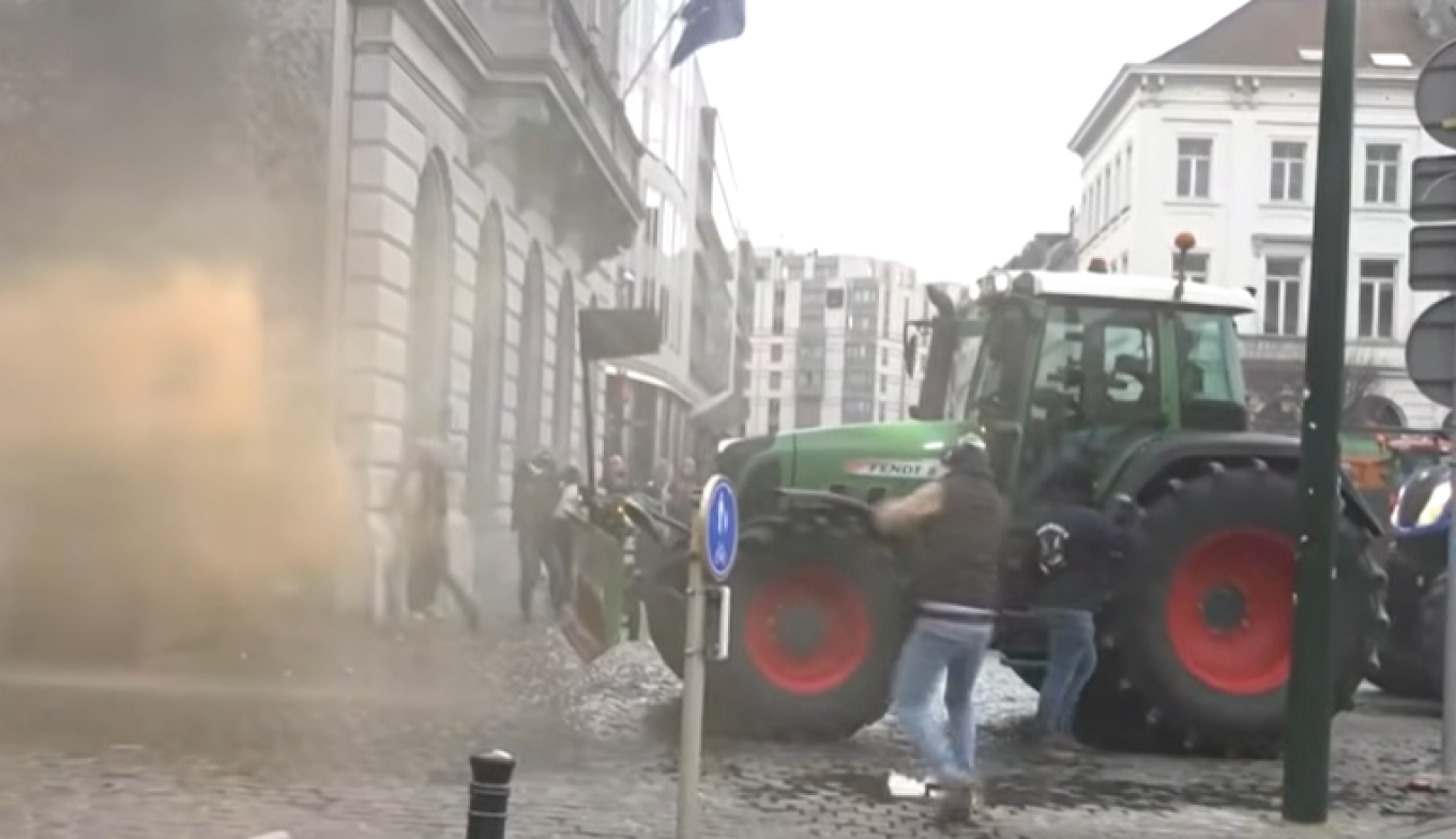 Χαμός στις Βρυξέλλες: Επεισόδια και δακρυγόνα στη συγκέντρωση των αγροτών (ΒΙΝΤΕΟ)