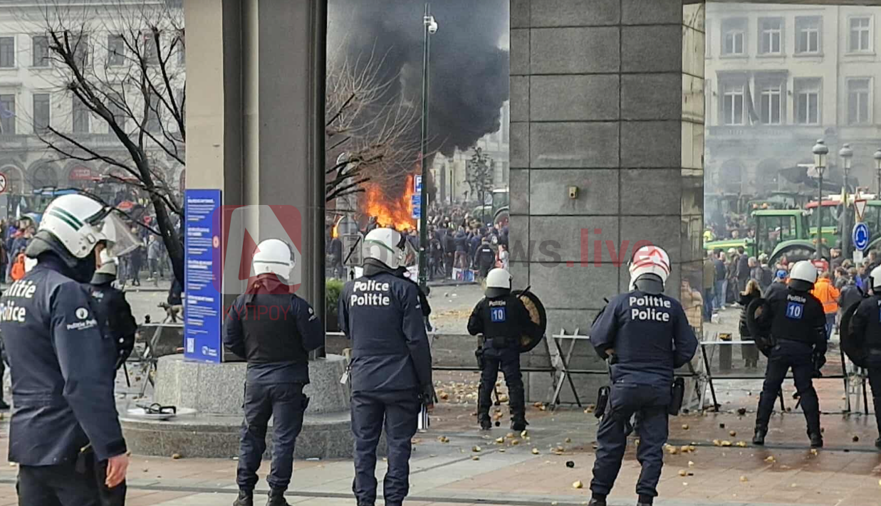 ΒΙΝΤΕΟ & ΦΩΤΟ: Μολότοφ, δακρυγόνα και σκηνές χάους έξω από το Ευρωκοινοβούλιο
