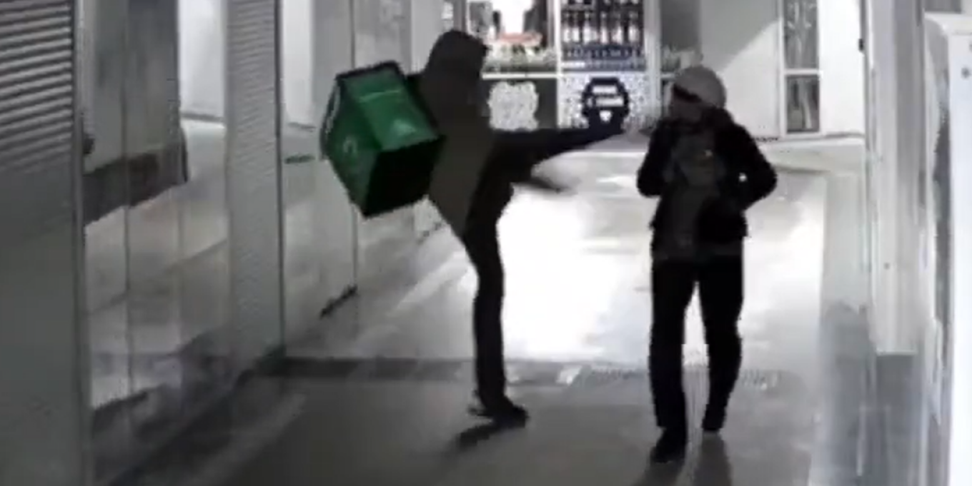 Βίντεο-σοκ: Η στιγμή που ντελιβεράς στη Ρωσία κλωτσάει εν ψυχρώ ηλικιωμένη στο κεφάλι