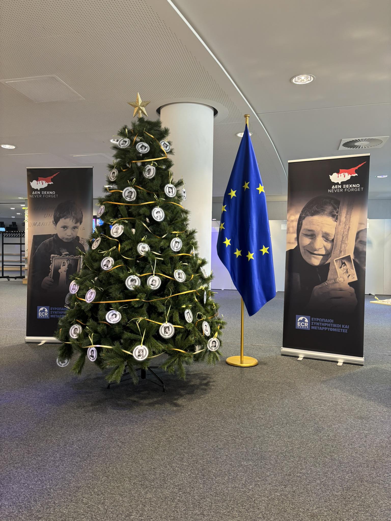 Ρίγη συγκίνησης στο ΕΚ, με φωτογραφίες το φετινό χριστουγεννιάτικο δέντρο αγνοουμένων