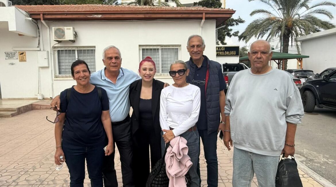 ΦΩΤΟ: Τέλος στο θρίλερ, επέστρεψε στις ελεύθερες περιοχές το ζεύγος των Ε/κ που κρατείτο στα κατεχόμενα