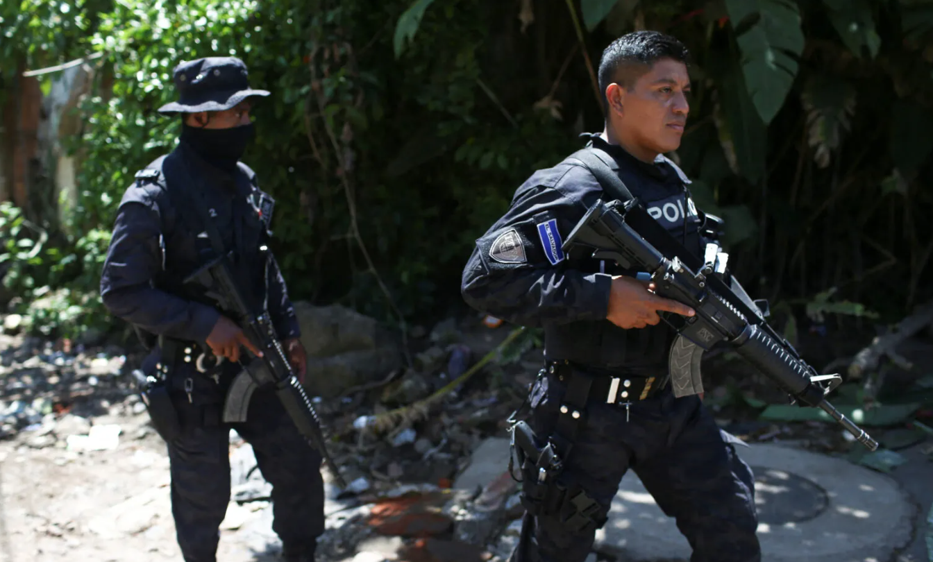 Ελ Σαλβαδόρ: 13 στρατιωτικοί παραπέφθηκαν σε δίκη για τη σφαγή 986 αμάχων