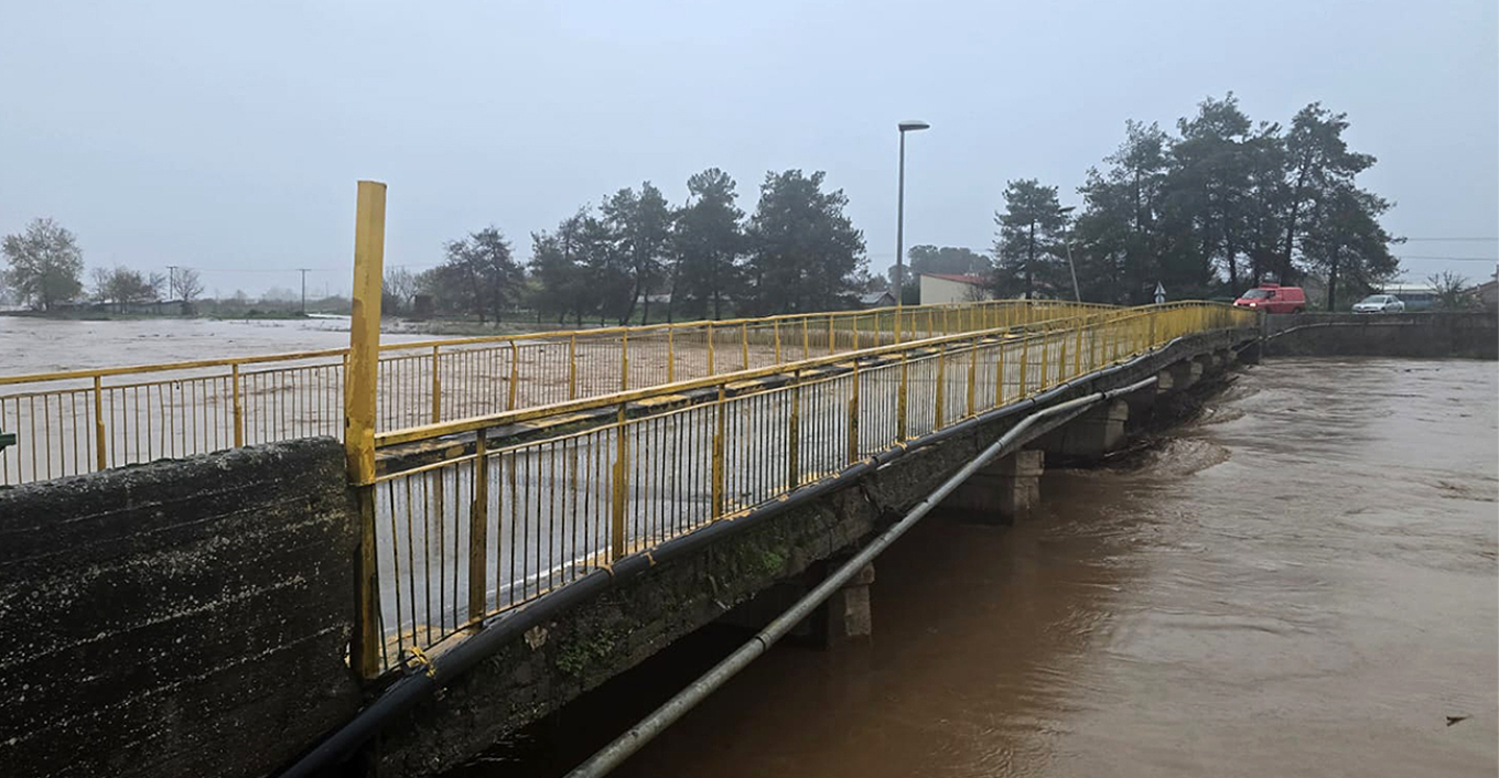 ΦΩΤΟ: Συναγερμός στη Λάρισα, υπερχείλισε ο ποταμός Ενιπέας, φόβοι για τους κατοίκους