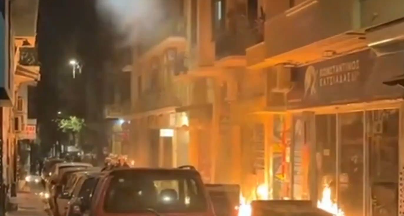 Ένταση στα Εξάρχεια: Συγκρούσεις με ΜΑΤ και ρίψη μολότοφ και χημικών (ΒΙΝΤΕΟ)