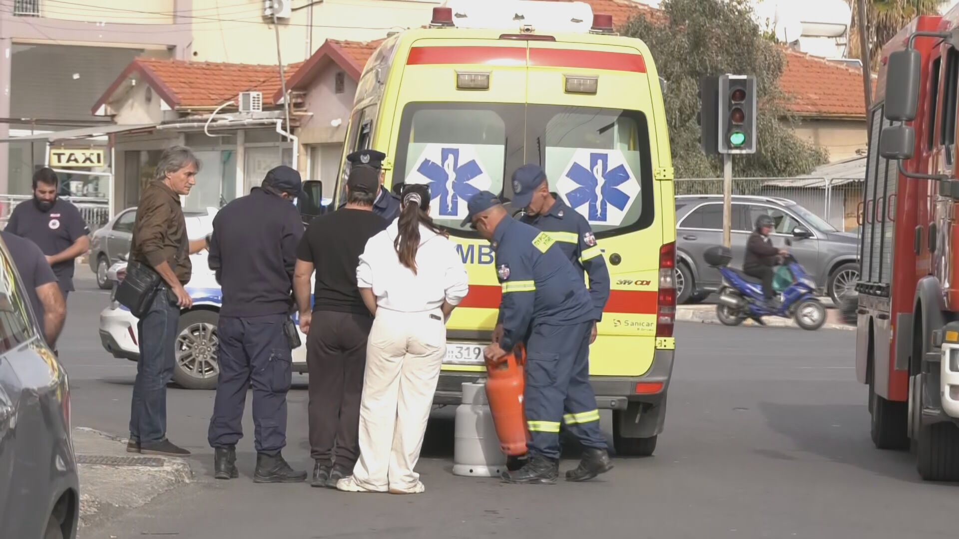 Θρίλερ στην Λεμεσό: Απομακρύνθηκαν οι κύλινδροι από το σπίτι της γυναίκας που απειλούσε να ανατιναχθεί (ΦΩΤΟ)