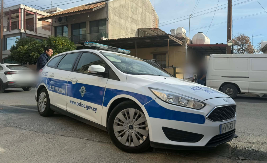 ΦΩΤΟ: Γυναίκα κλειδώθηκε σπίτι κι απειλεί να το πυρπολήσει γιατί της κάνουν έξωση