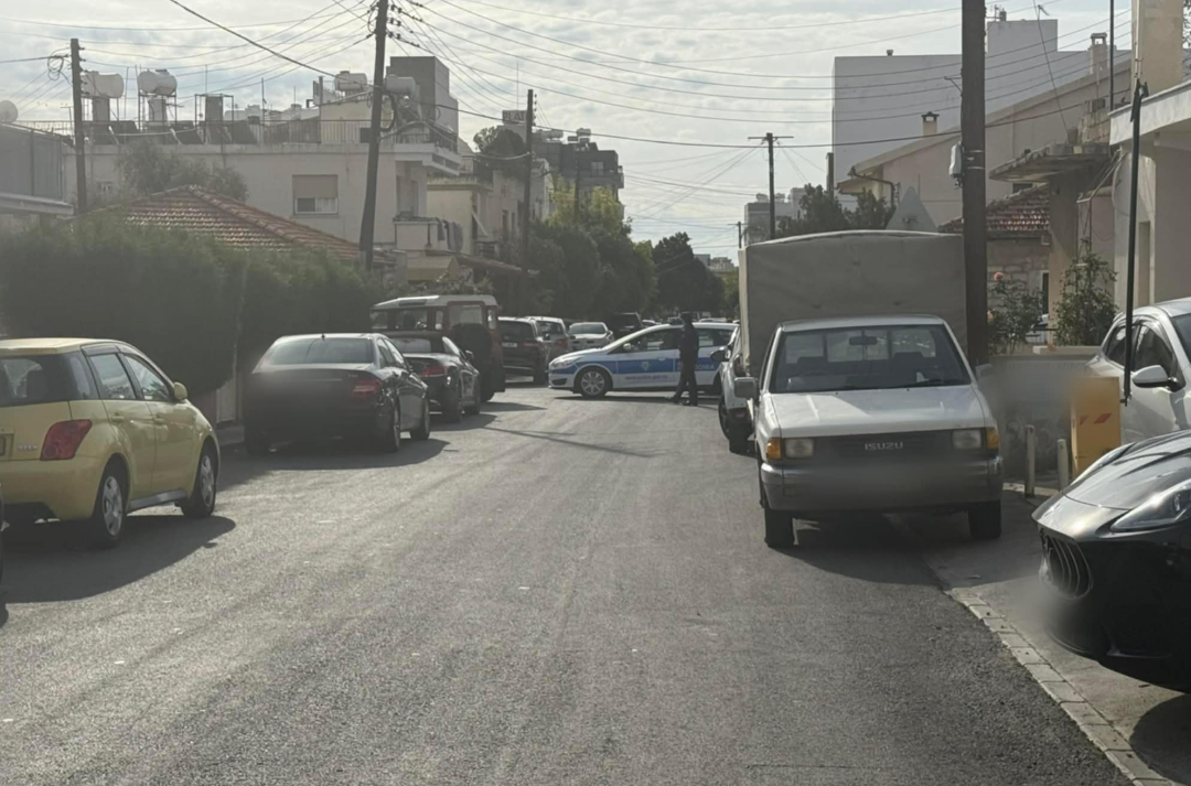 ΦΩΤΟ: Γυναίκα κλειδώθηκε σπίτι κι απειλεί να το πυρπολήσει γιατί της κάνουν έξωση