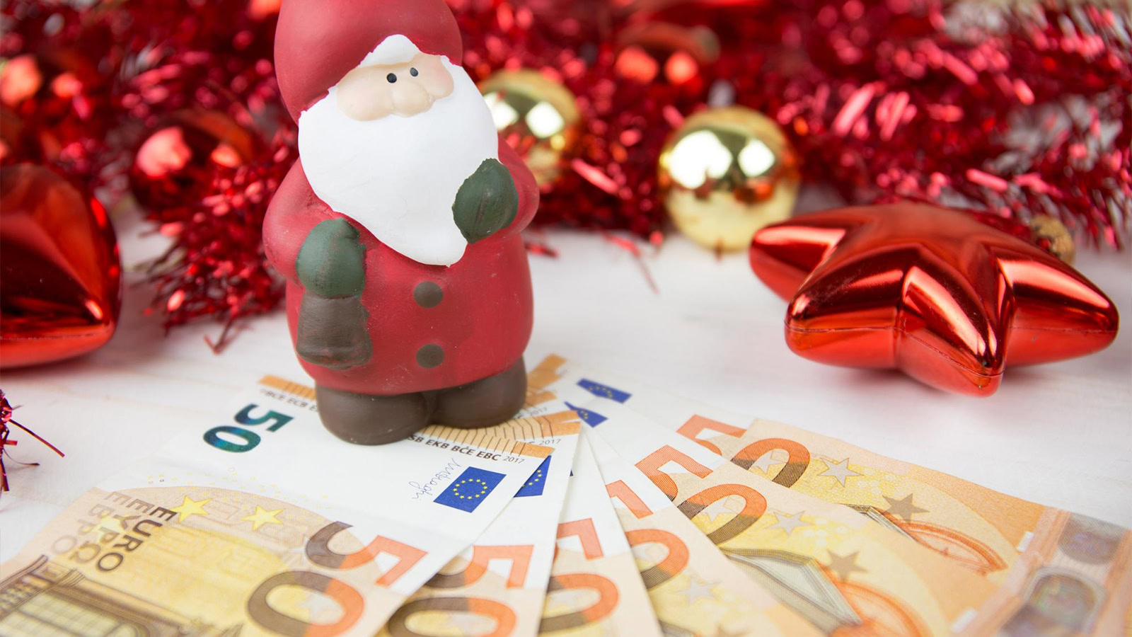 Πότε «μπαίνουν» το έκτακτο χριστουγεννιάτικο δώρο, τα επιδόματα και οι μισθοί του δημοσίου