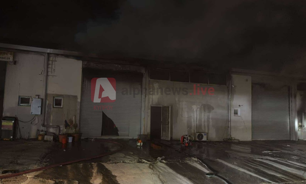 ΦΩΤΟ: Συναγερμός για πυρκαγιά σε αποθήκη με κεριά στη Λάρνακα