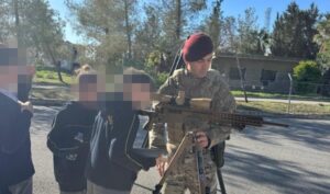 Χαμός στα κατεχόμενα: Πήραν παιδιά του δημοτικού σε στρατιωτική μονάδα και τους φωτογράφησαν με βαρύ οπλισμό