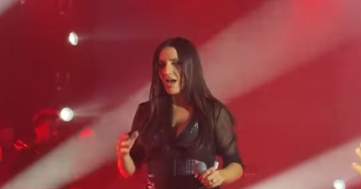 Ξέσπασε η Ιουλία Καλλιμάνη on stage: Μαζί με τα λουλούδια της πέταξαν και νερό